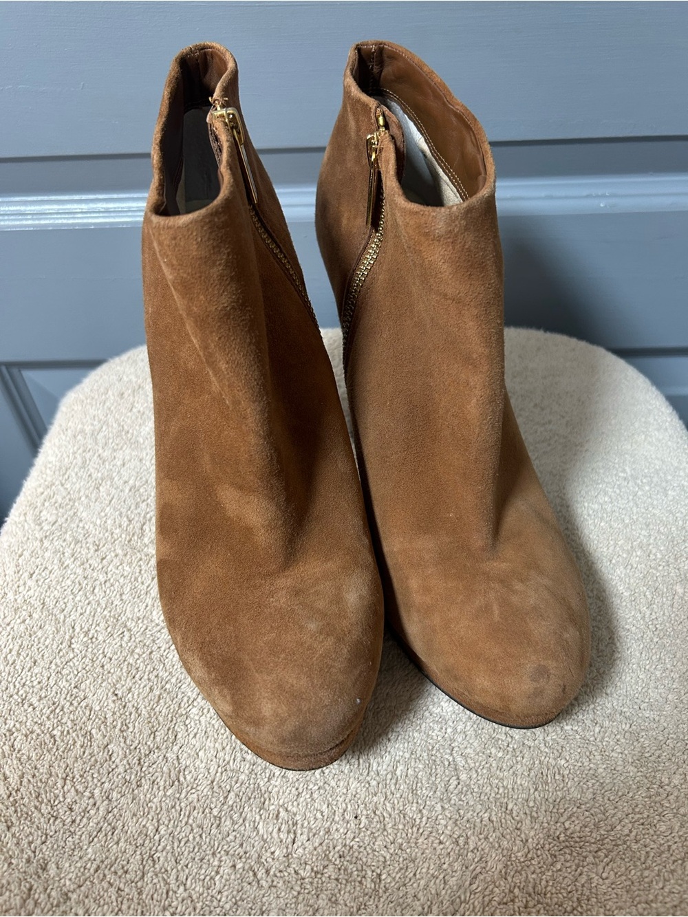 Michael Kors “HAVEN” side zip platform ankle booties. Size 9.5 GUC 4.75” heel
